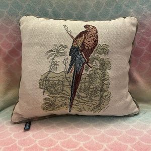 Dakotah small bird pillow 🛍